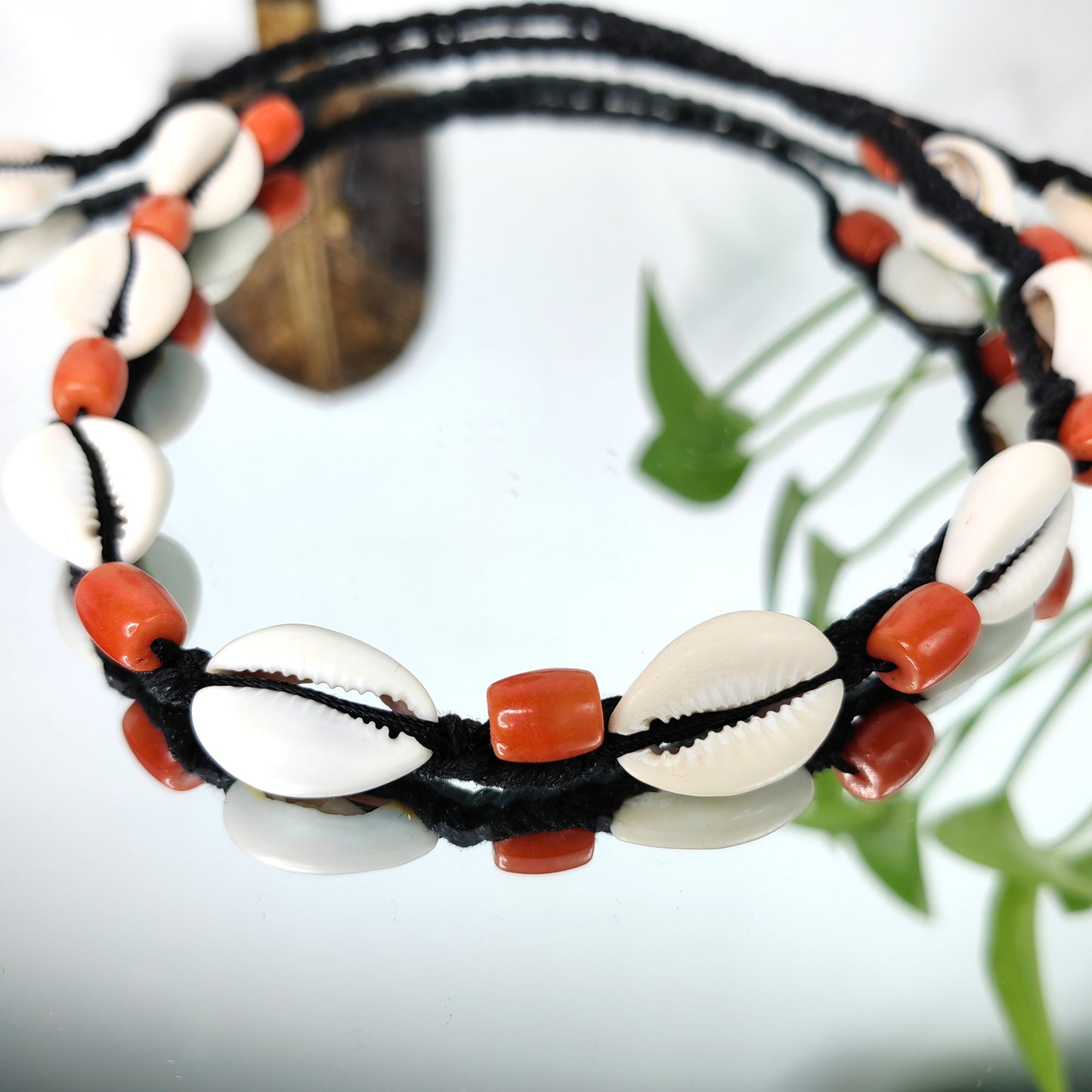 Collier en véritable cauris d'Afrique avec perles corail rouge