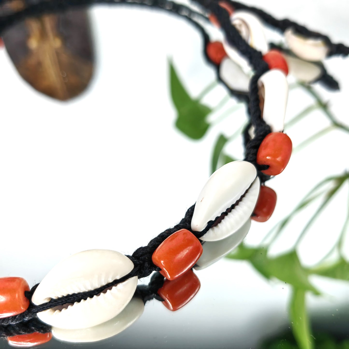 Collier en véritable cauris d'Afrique avec perles corail rouge