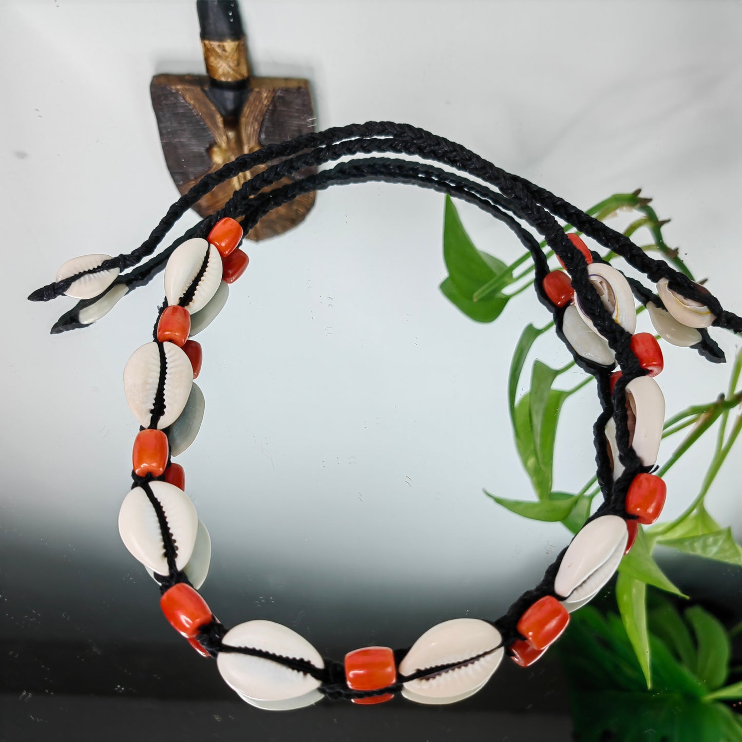 Collier en véritable cauris d'Afrique avec perles corail rouge