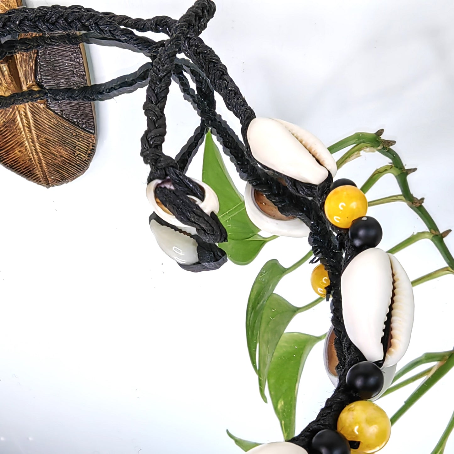 Collier en véritable cauris d'Afrique avec perles jaune et noir