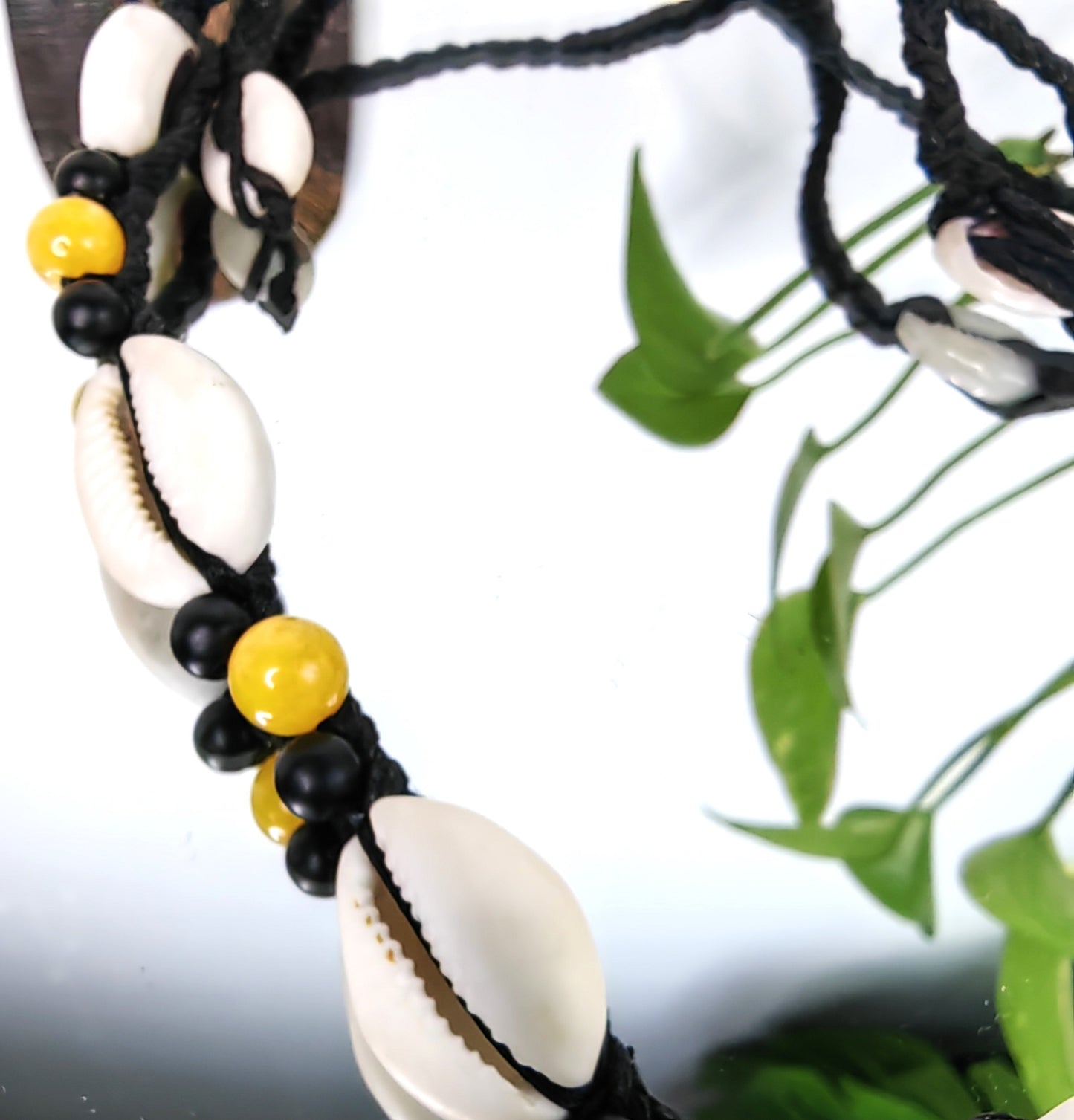 Collier en véritable cauris d'Afrique avec perles jaune et noir