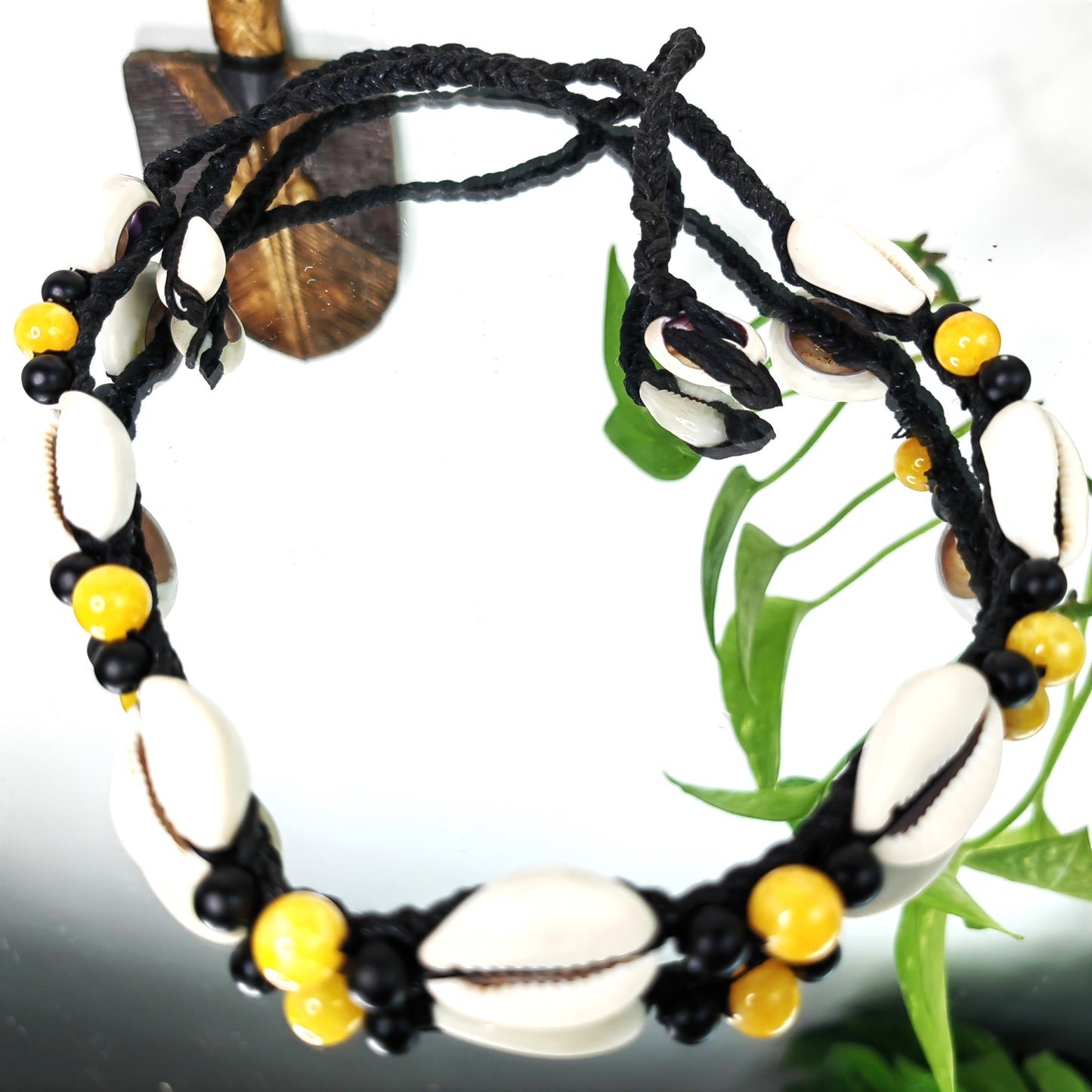 Collier en véritable cauris d'Afrique avec perles jaune et noir