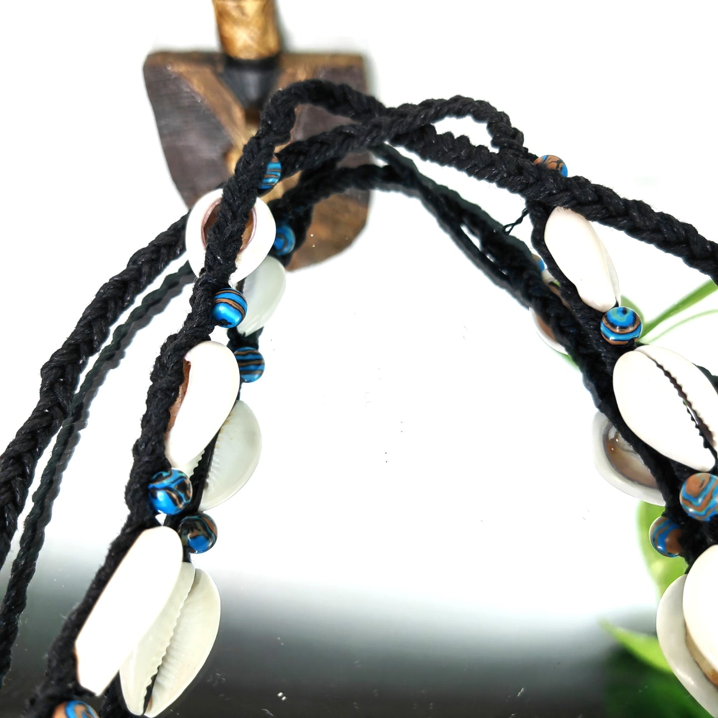 Collier en véritable cauris d'Afrique avec perles Malachite bleue