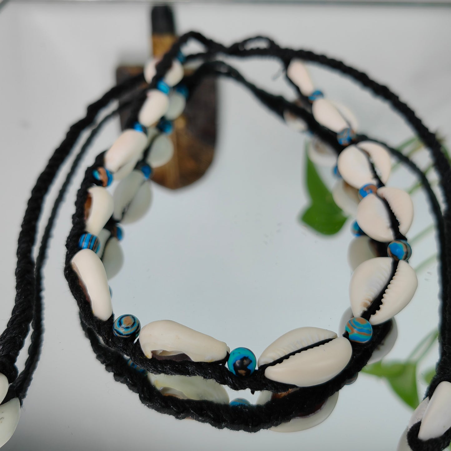 Collier en véritable cauris d'Afrique avec perles Malachite bleue