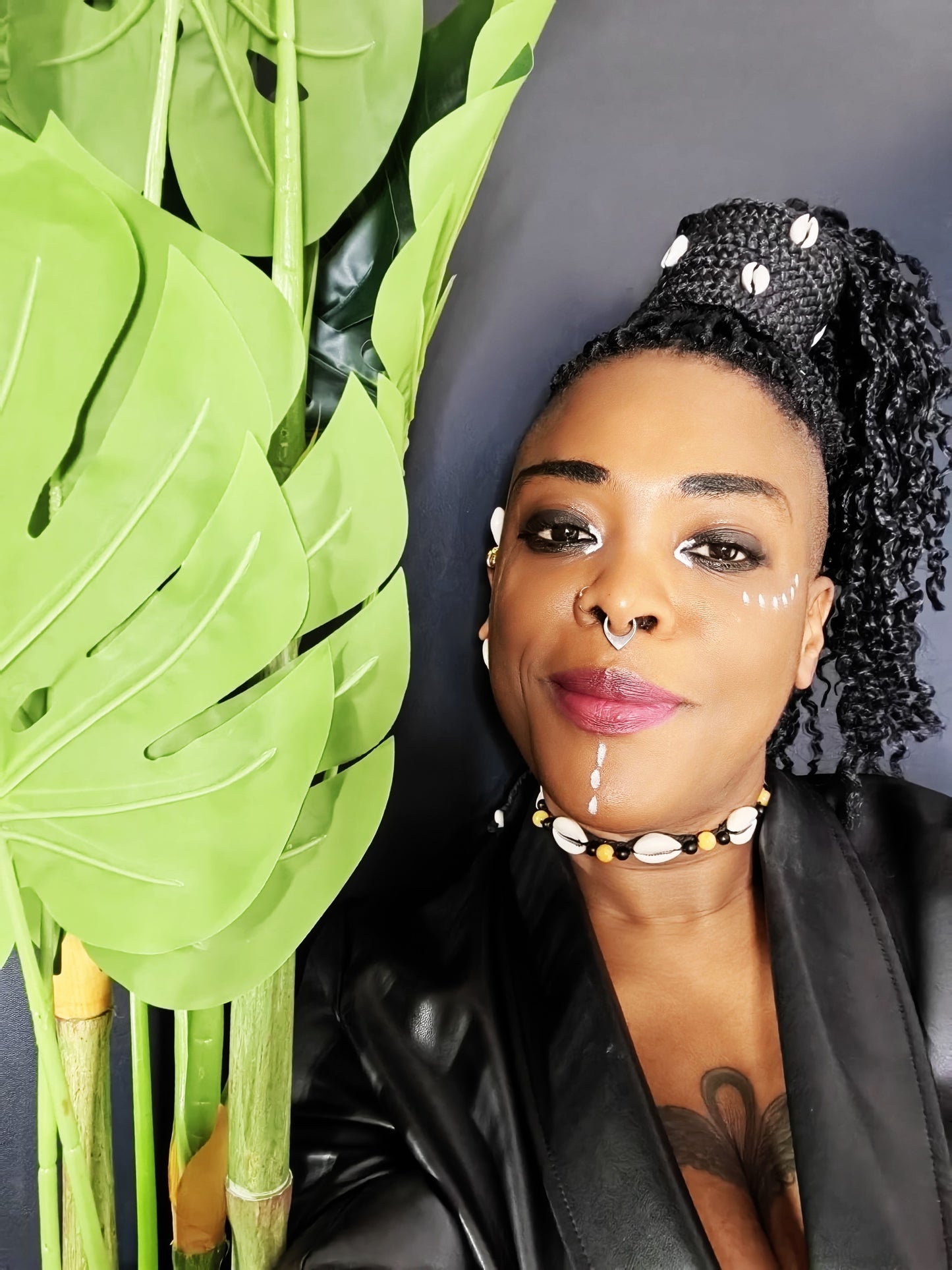 Collier en véritable cauris d'Afrique avec perles jaune et noir
