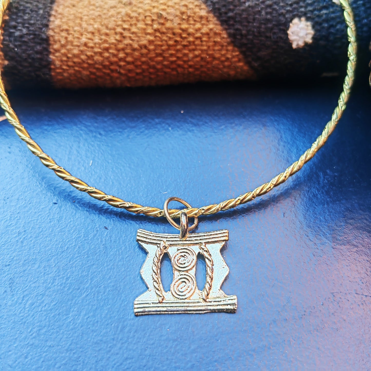 Collier ras de cou - Tabouret