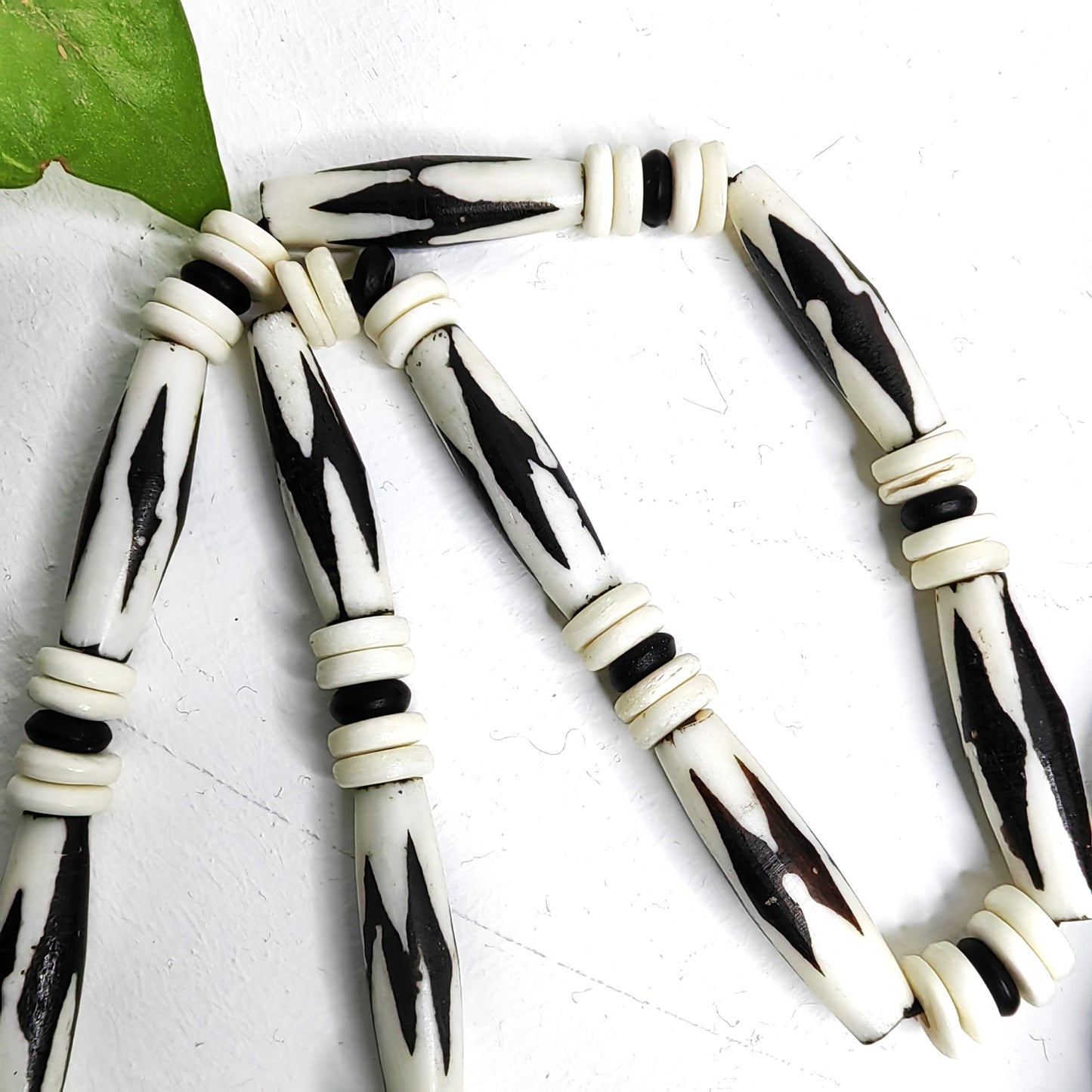 Collier en os de batik 'miskito'