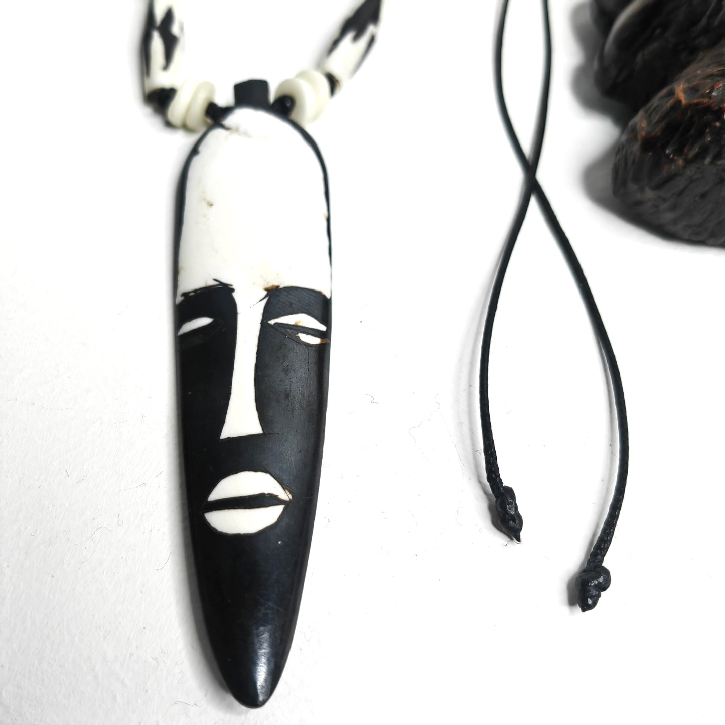 Collier en os de batik 'maska'