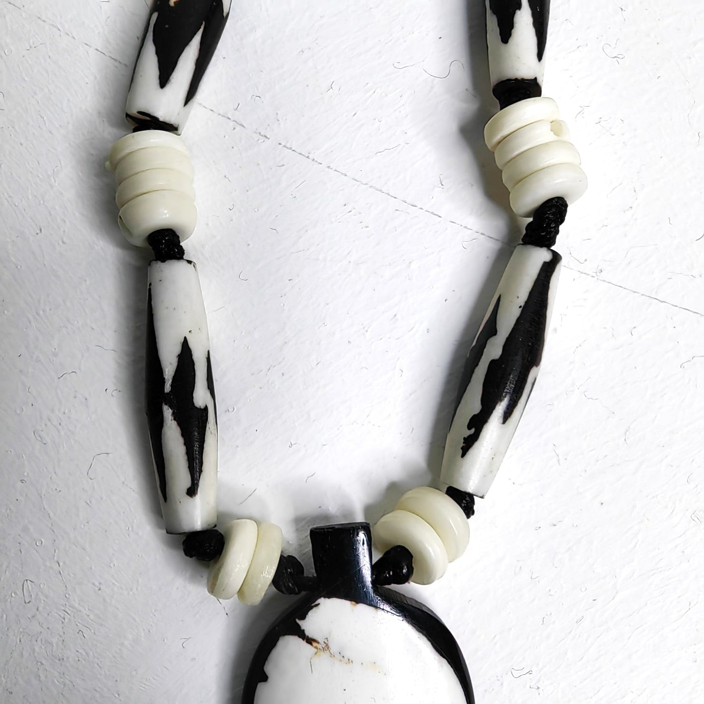 Collier en os de batik 'maska'