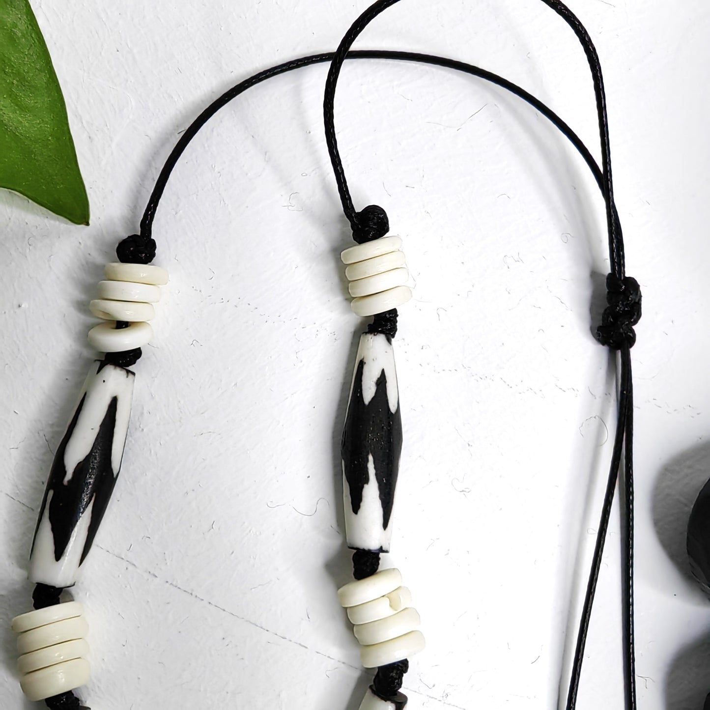 Collier en os de batik 'maska'