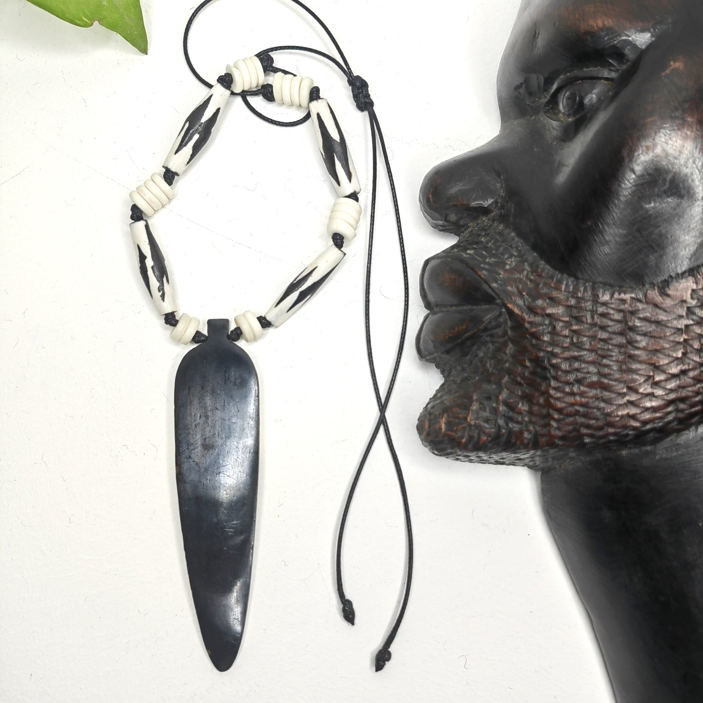 Collier en os de batik 'maska'