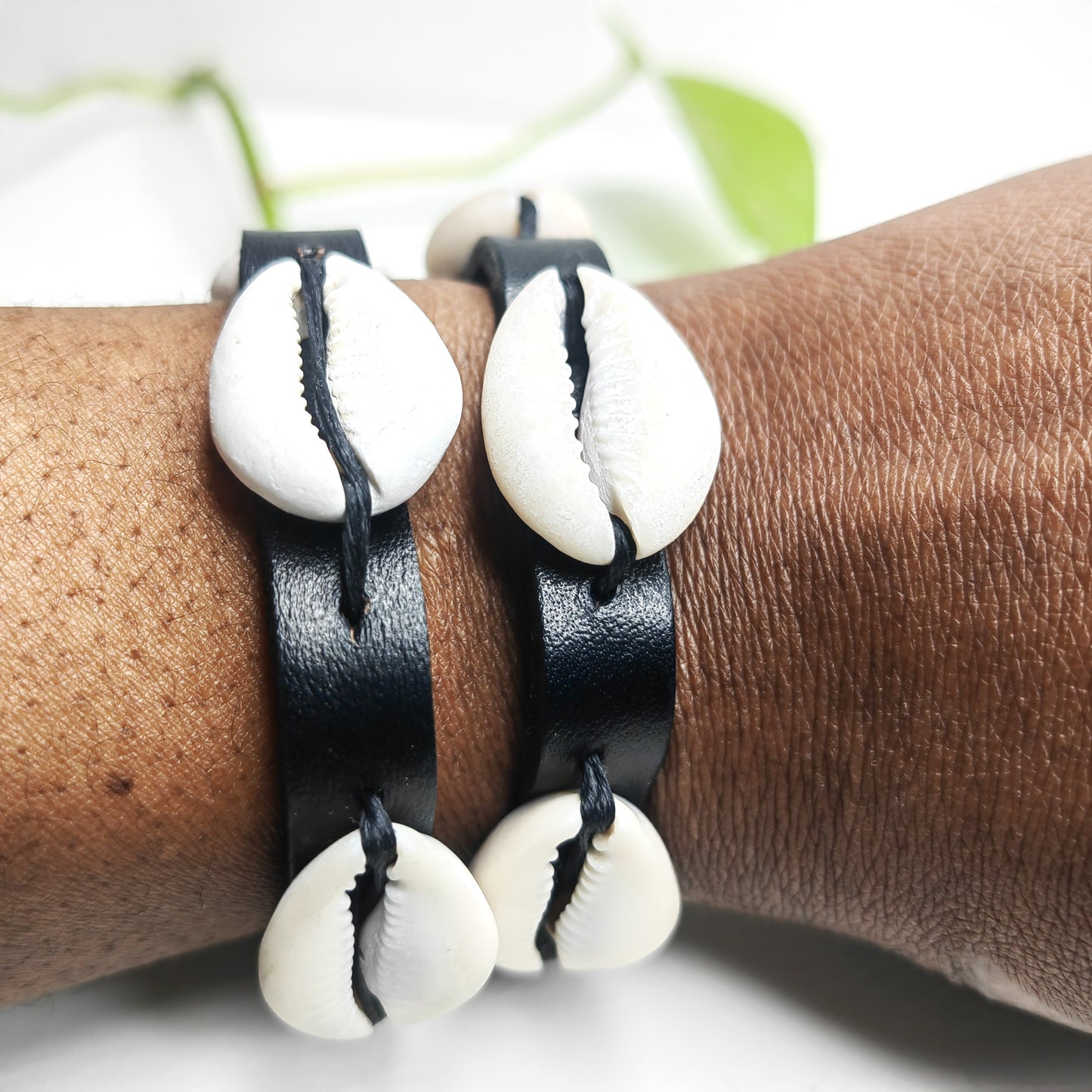 Lot de 2 bracelets en cuir et cauris (2 en 1)