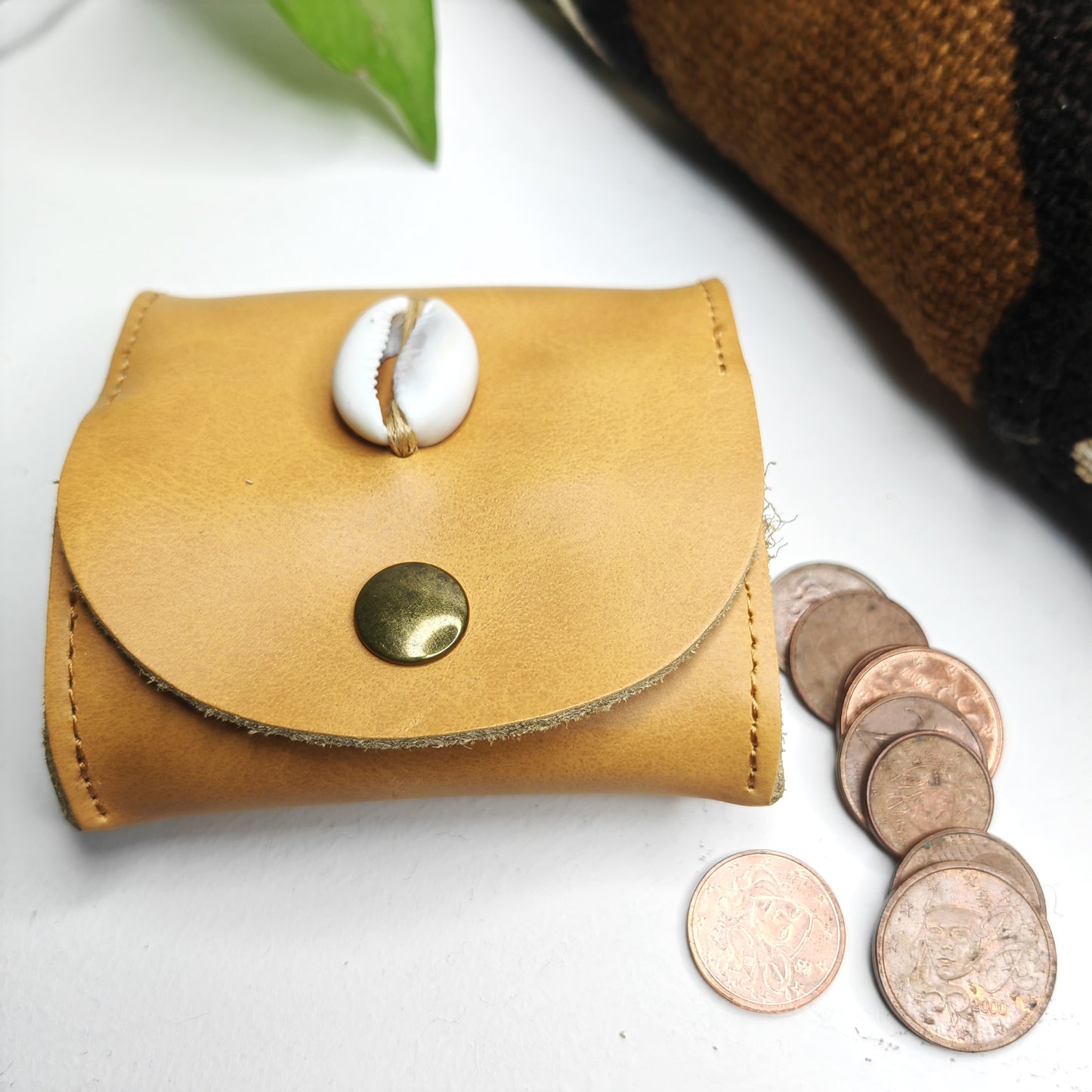 Petit porte-monnaie en cuir avec cauris (jaune)