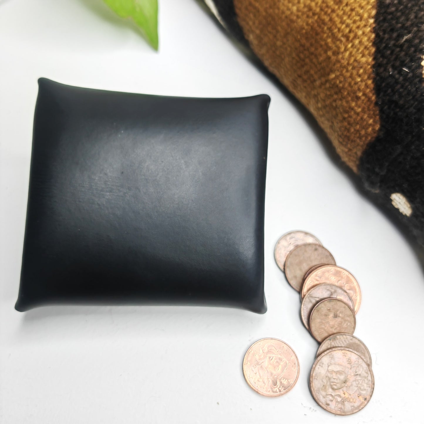 Petit porte-monnaie en cuir avec cauris (noir)