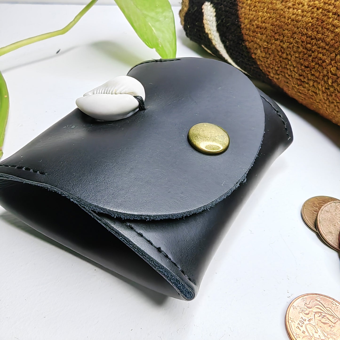 Petit porte-monnaie en cuir avec cauris (noir)