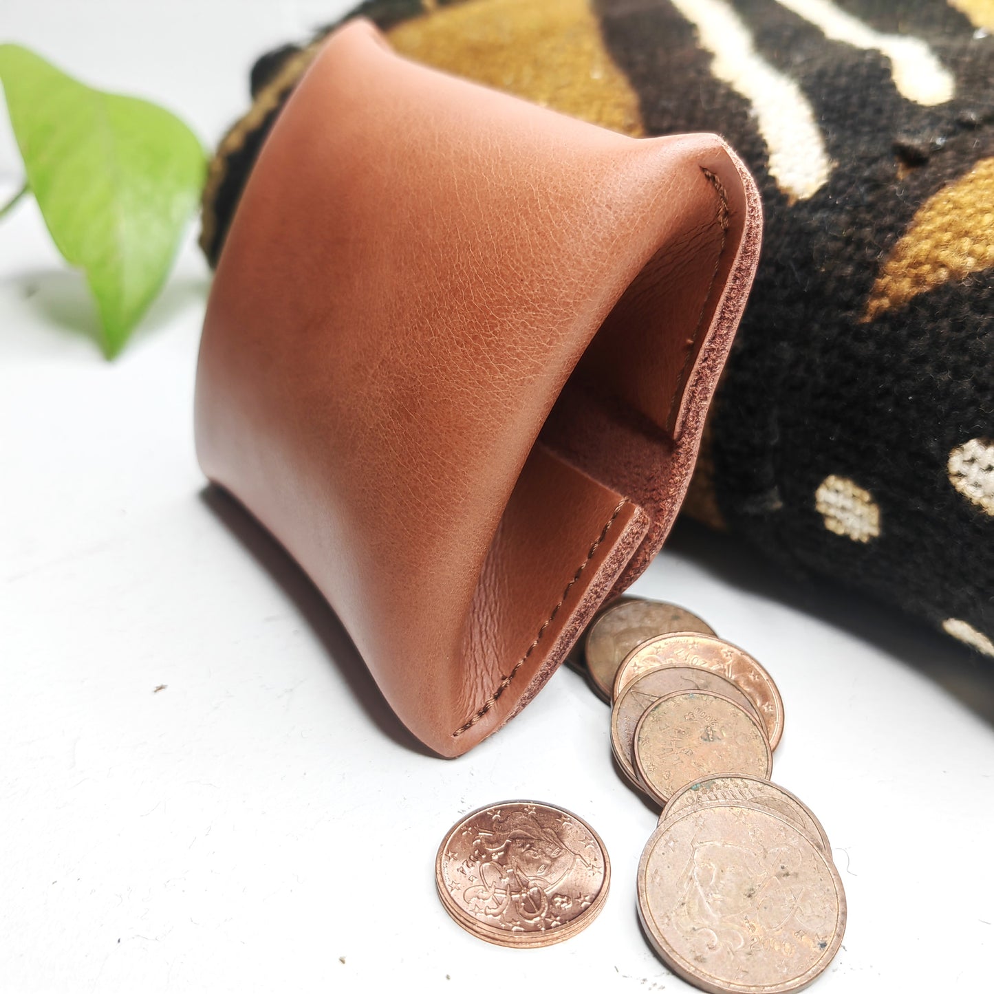 Petit porte-monnaie en cuir avec cauris (marron)