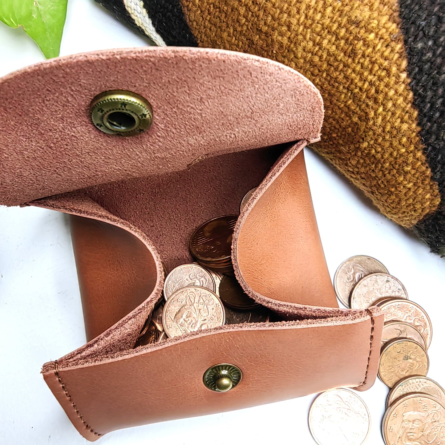 Petit porte-monnaie en cuir avec cauris (marron)