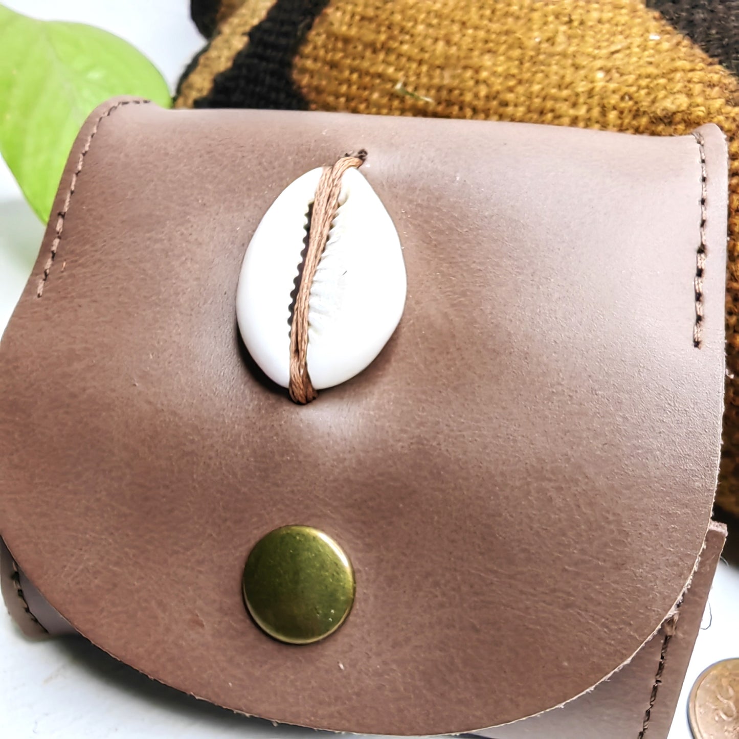 Petit porte-monnaie en cuir avec cauris (chocolat)