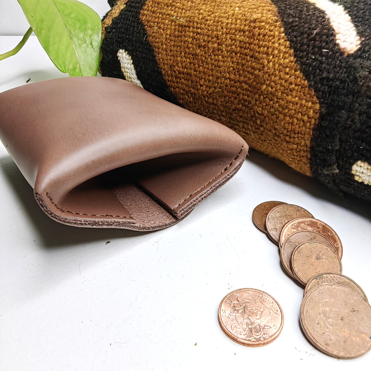 Petit porte-monnaie en cuir avec cauris (chocolat)