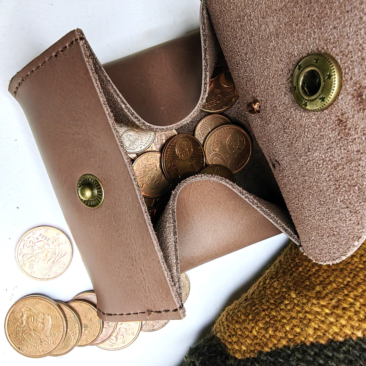 Petit porte-monnaie en cuir avec cauris (chocolat)