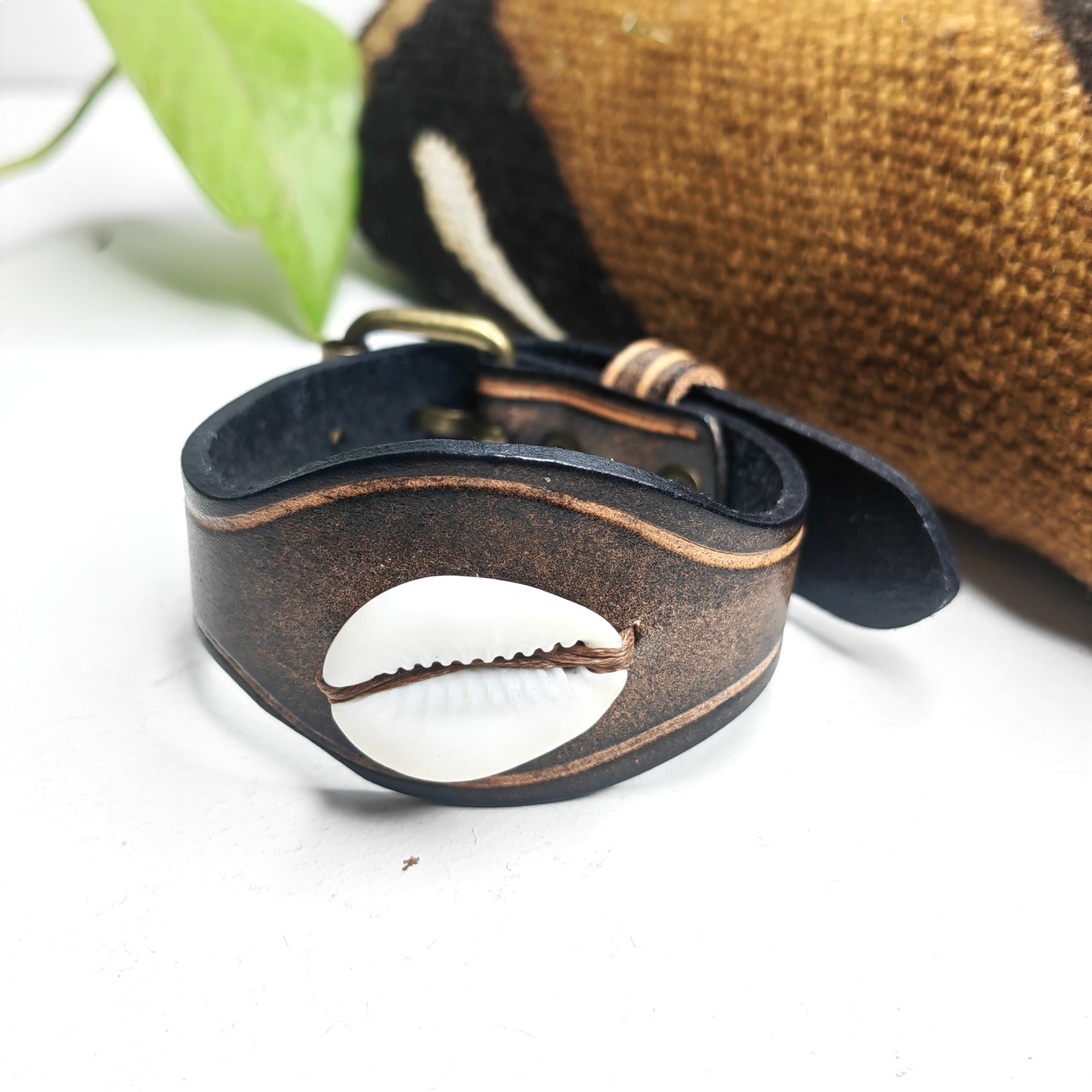 Bracelet cauris en cuir (marron beige)