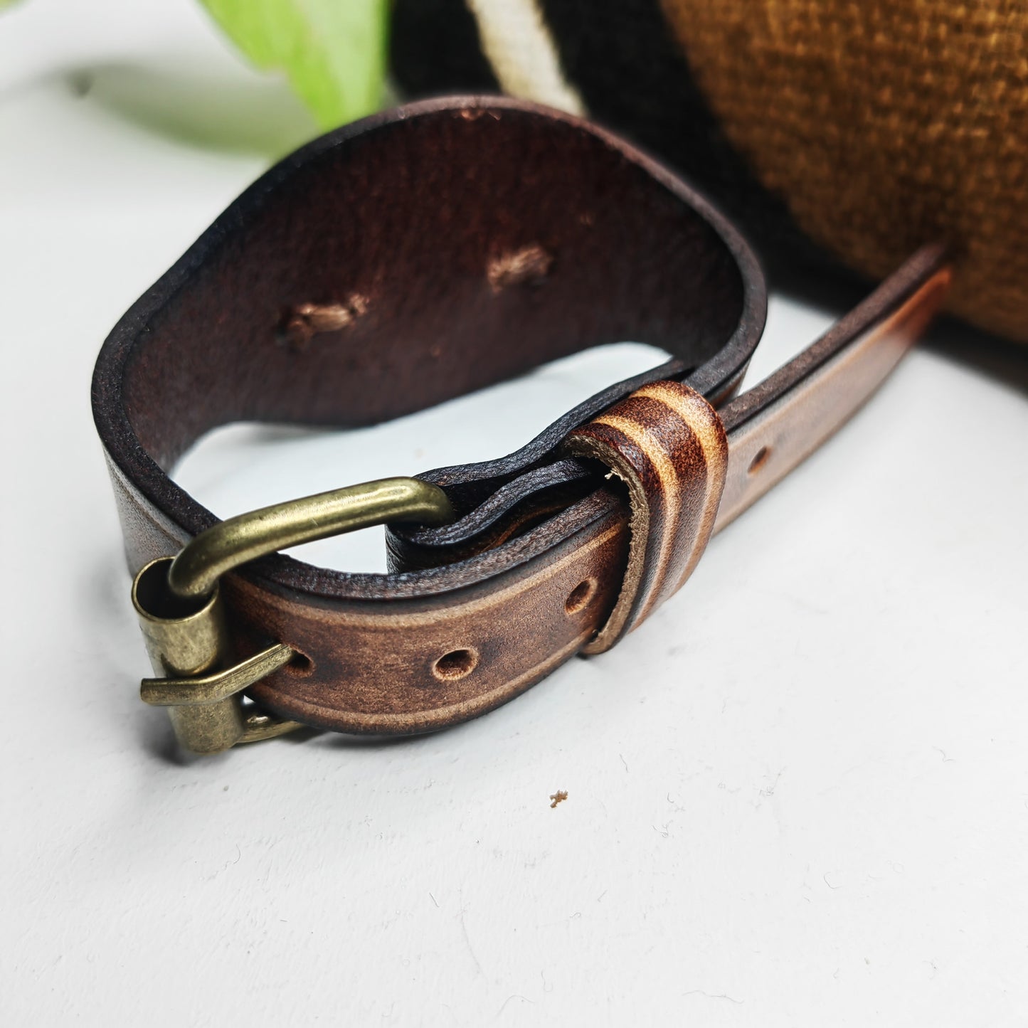 Bracelet cauris en cuir (marron rouge)