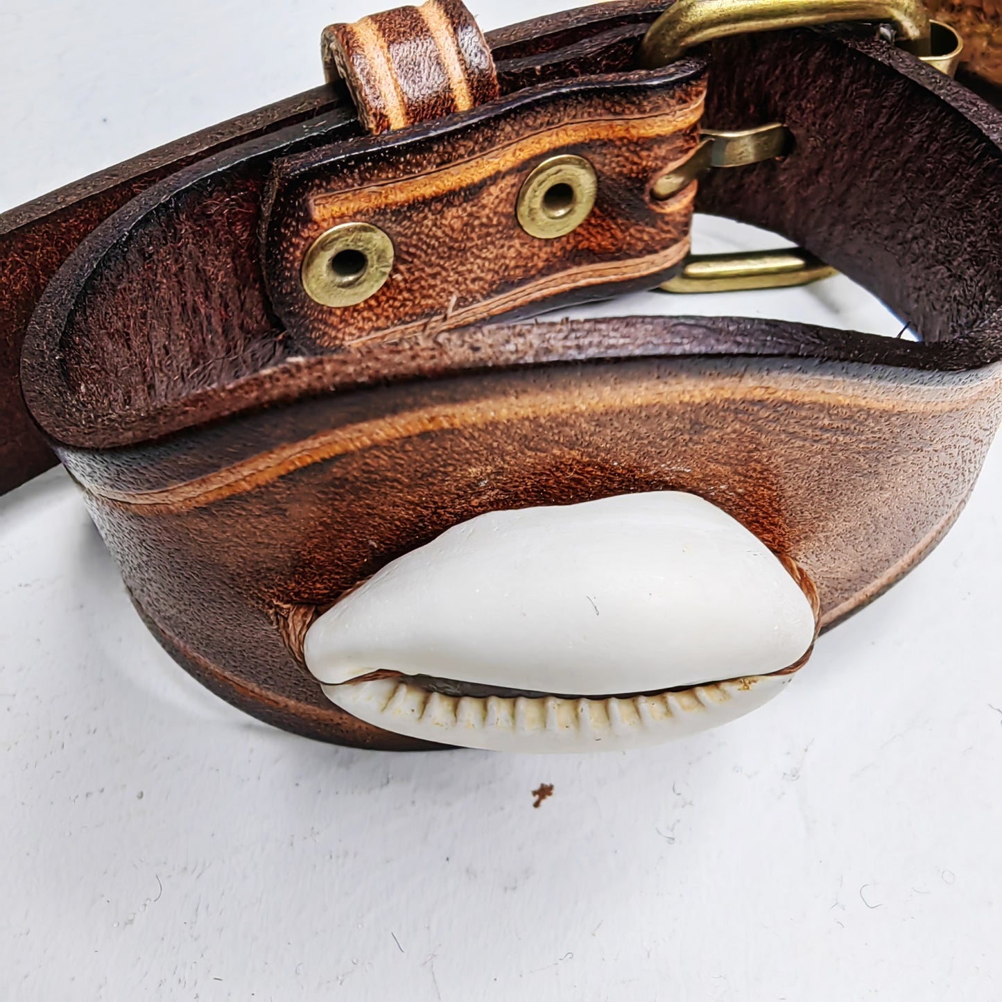 Bracelet cauris en cuir (marron rouge)
