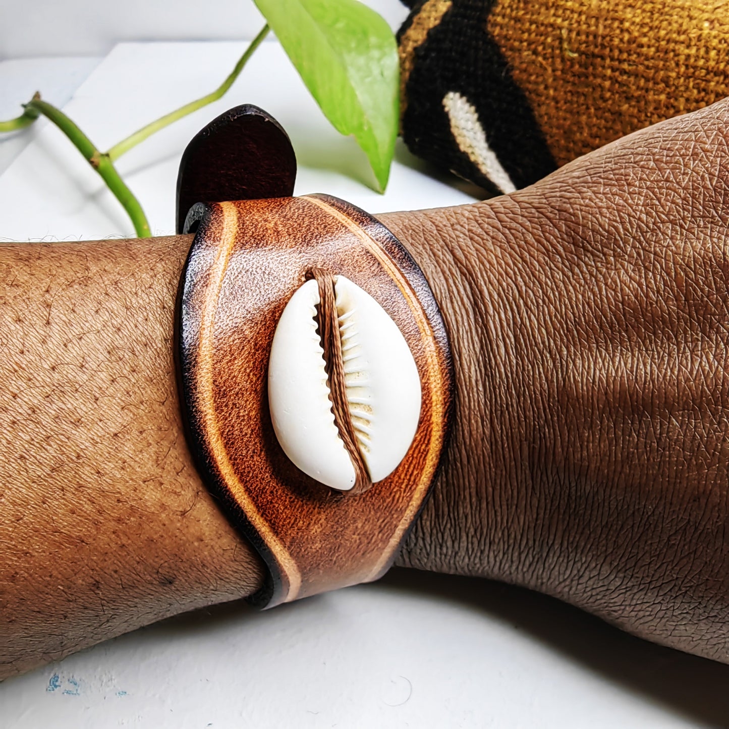 Bracelet cauris en cuir (marron rouge)