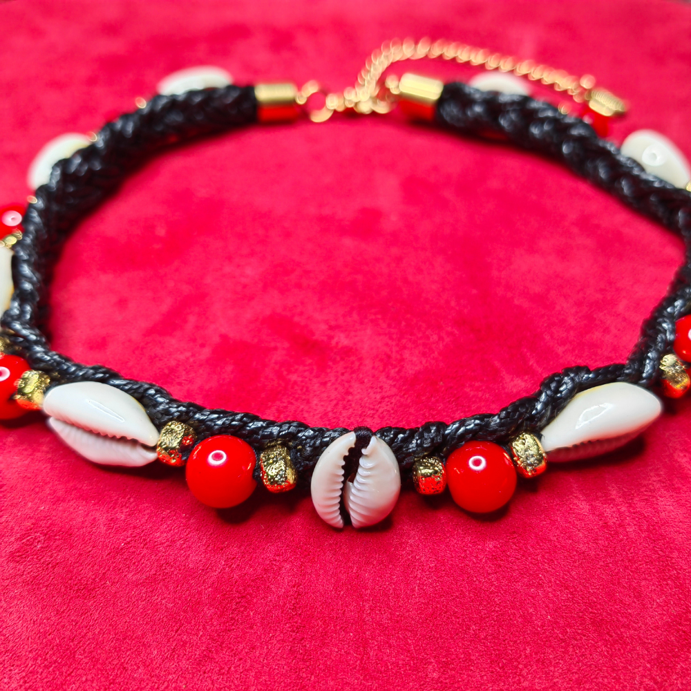 Collier Tressé  — Cauris & Corail Rouge