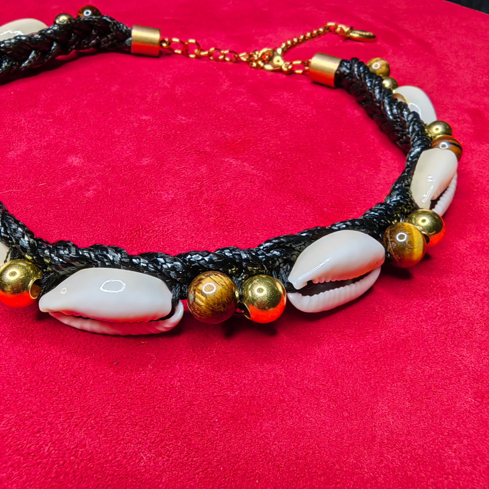 Collier Tressé — Œil de Tigre & Cauris Naturels