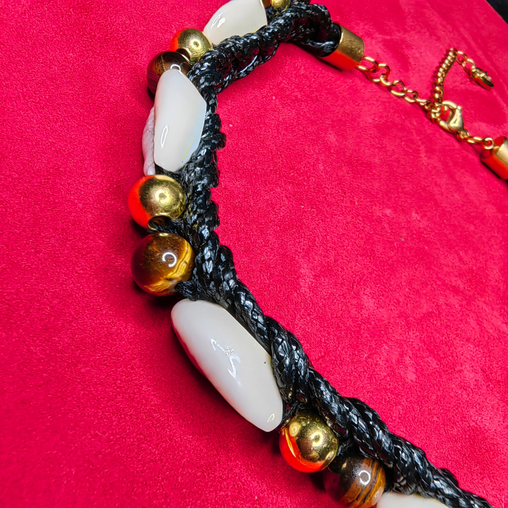 Collier Tressé — Œil de Tigre & Cauris Naturels