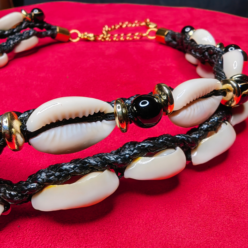 Collier Tressé Double Rangée — Onyx Doré & Cauris