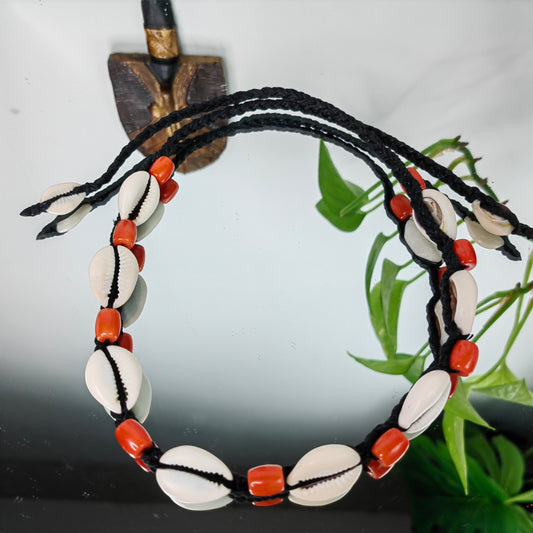 Collier en véritable cauris d'Afrique avec perles corail rouge