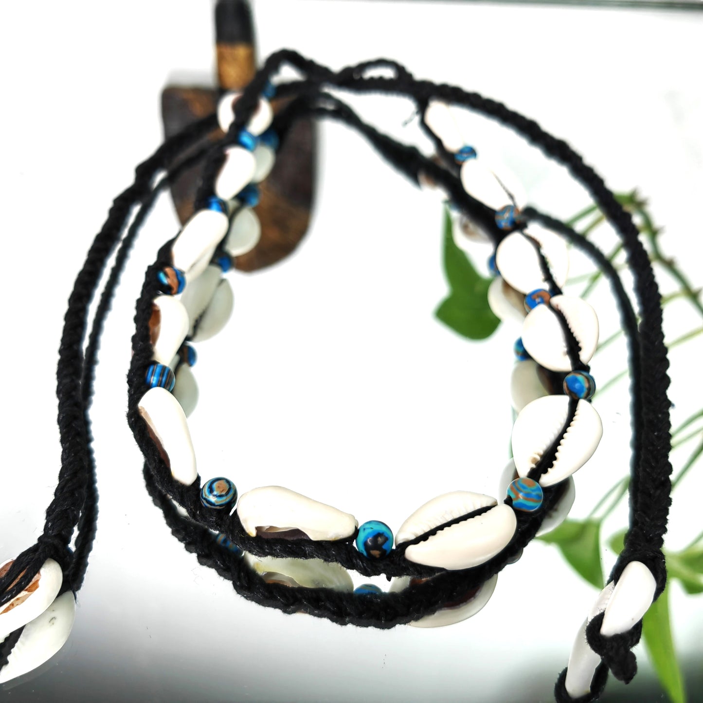 Collier en véritable cauris d'Afrique avec perles Malachite bleue