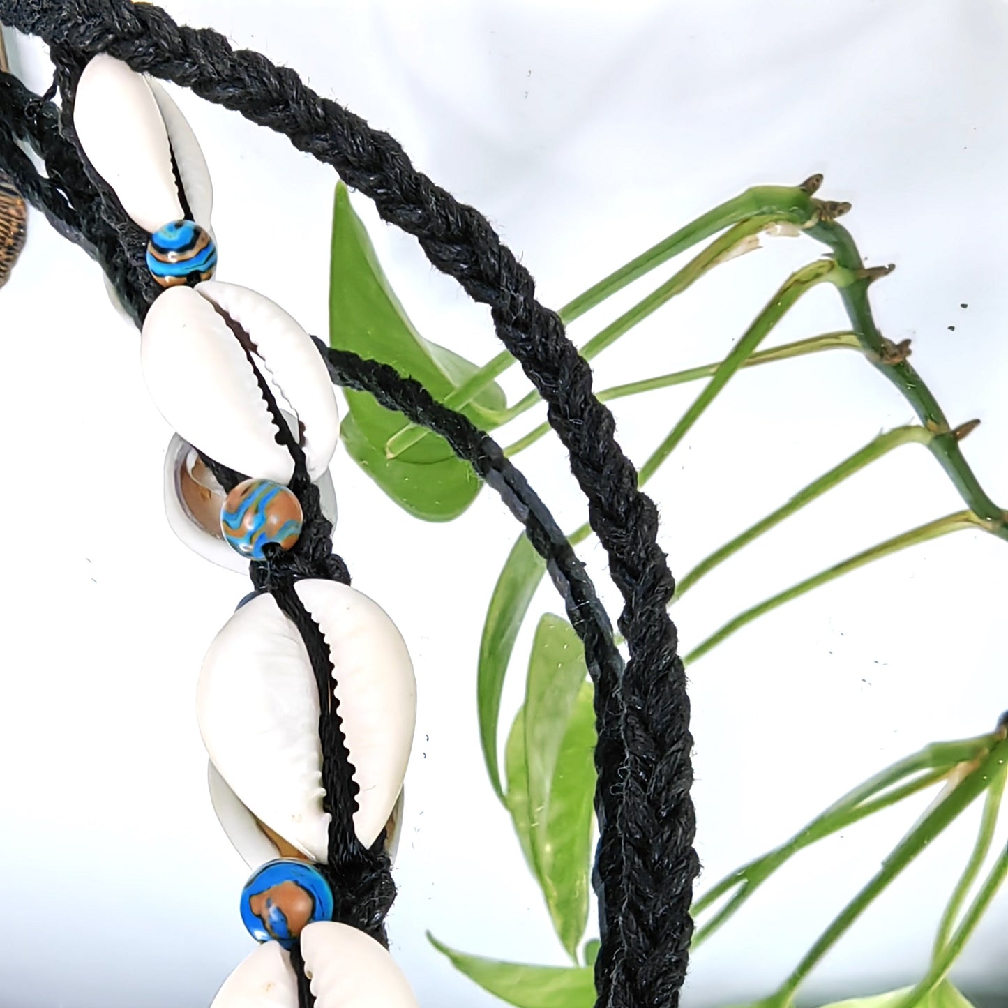 Collier en véritable cauris d'Afrique avec perles Malachite bleue