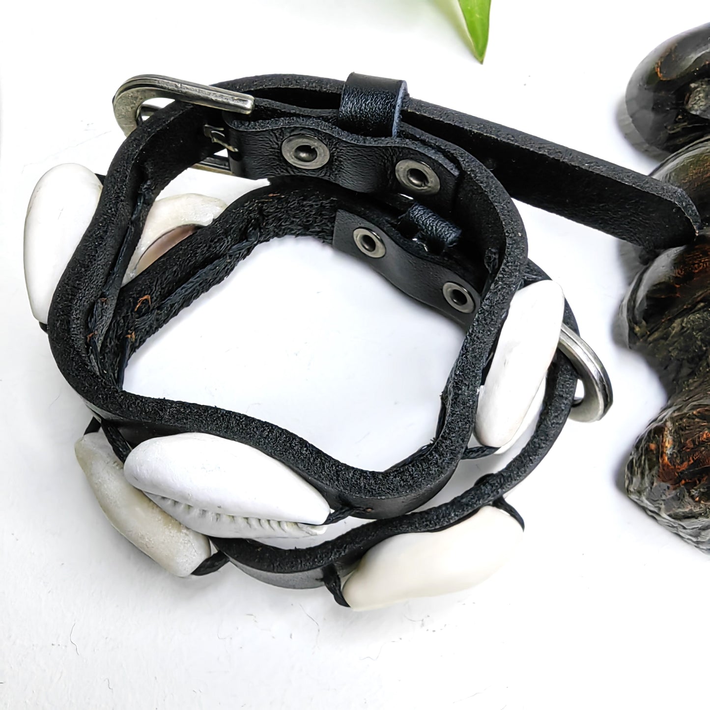 Lot de 2 bracelets en cuir et cauris (2 en 1)
