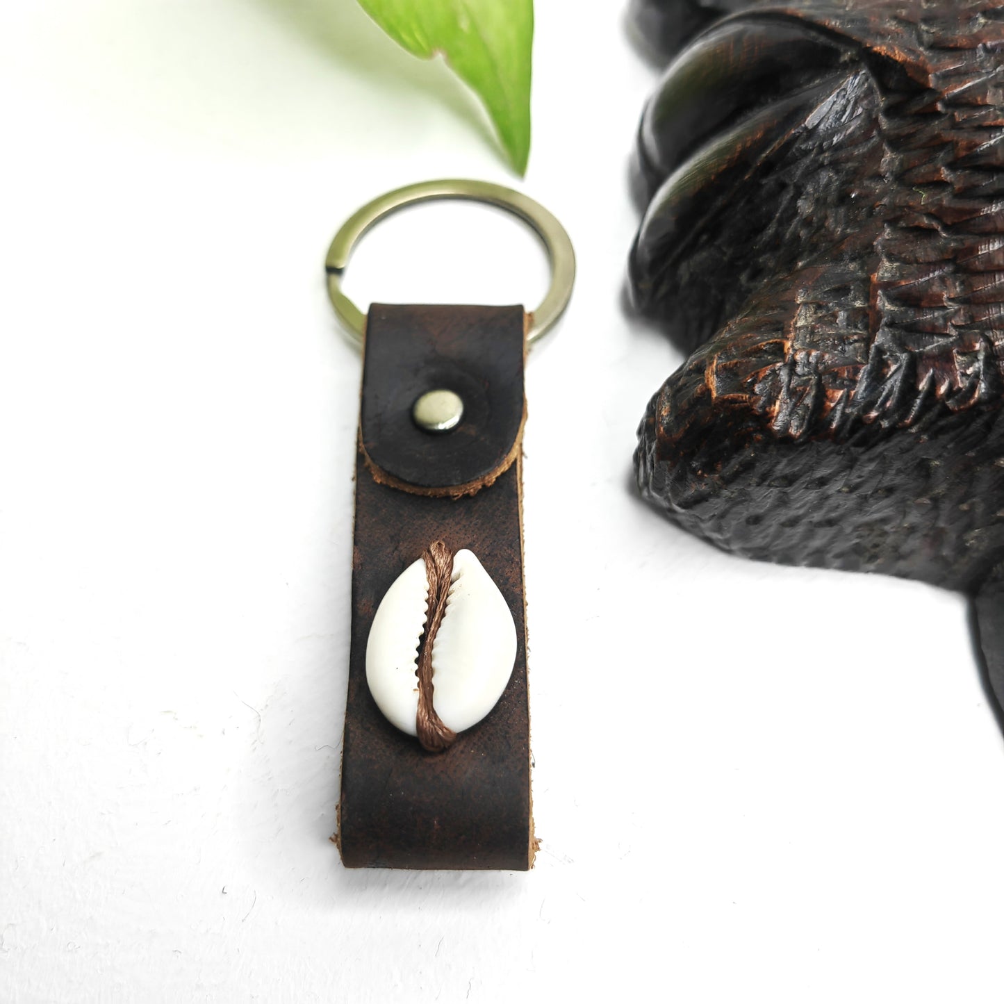 Porte clé en cuir avec cauris (MF)