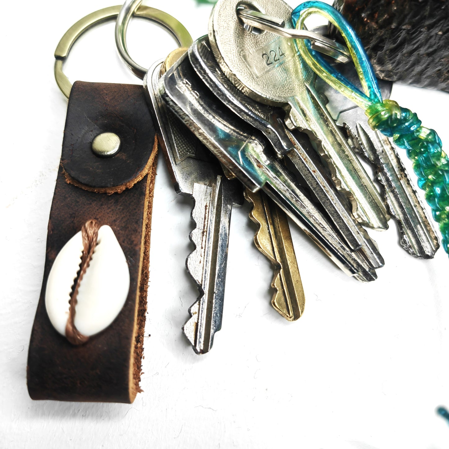 Porte clé en cuir avec cauris (MF)