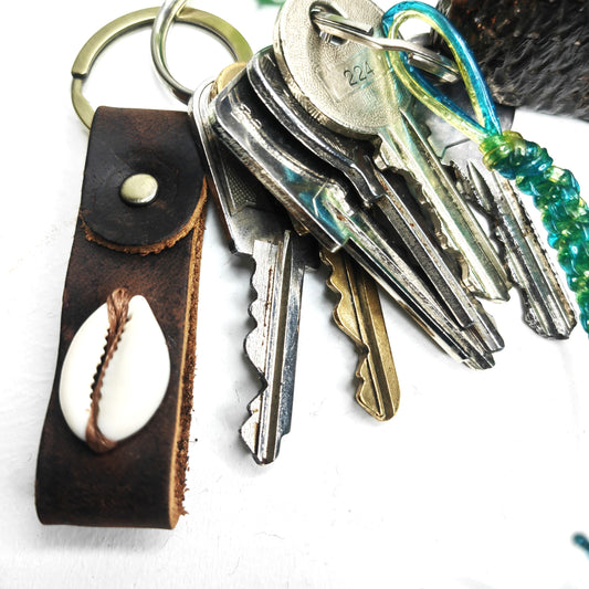 Porte clé en cuir avec cauris (MF)