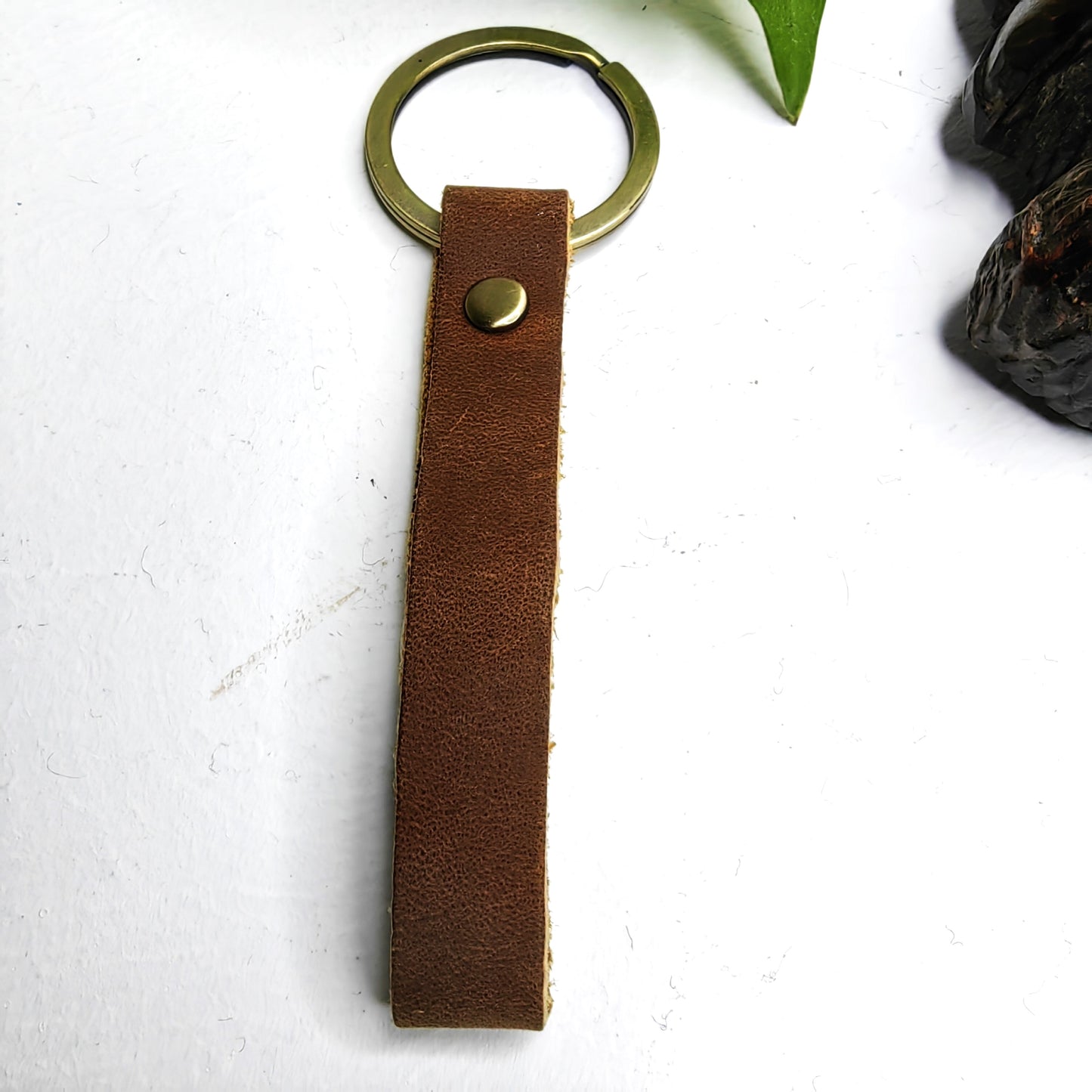 Porte clé en cuir avec cauris (MC)