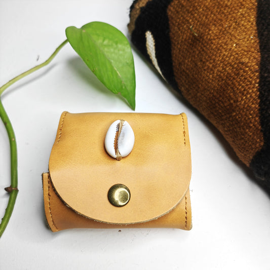 Petit porte-monnaie en cuir avec cauris (jaune)