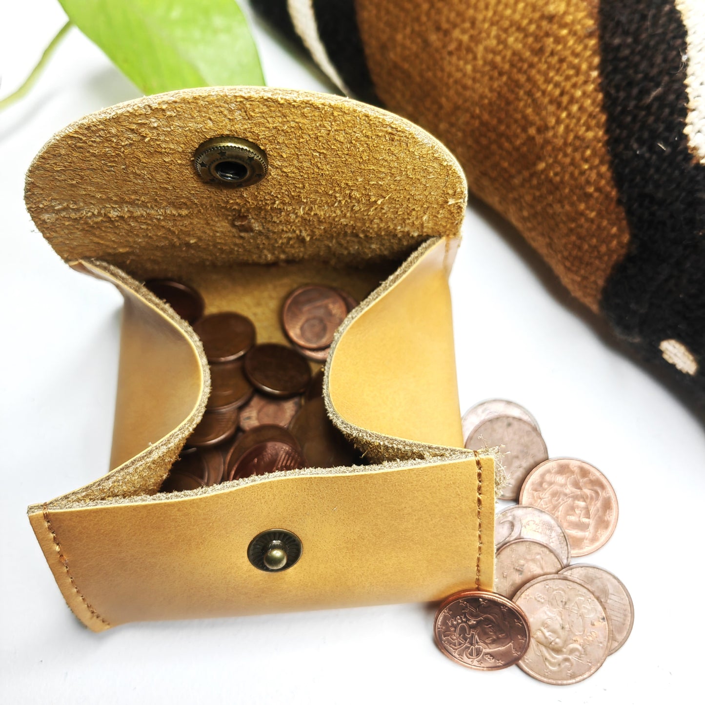 Petit porte-monnaie en cuir avec cauris (jaune)