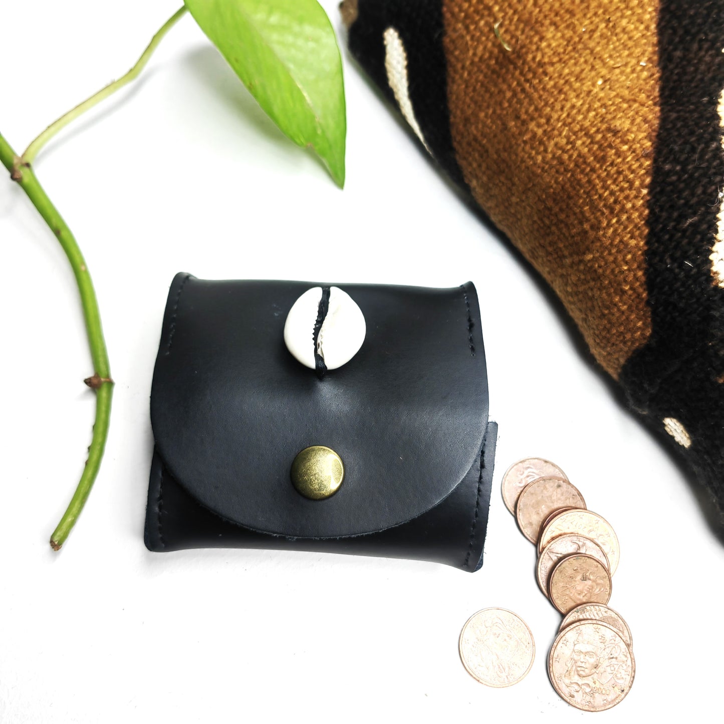 Petit porte-monnaie en cuir avec cauris (noir)