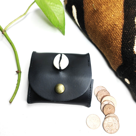 Petit porte-monnaie en cuir avec cauris (noir)