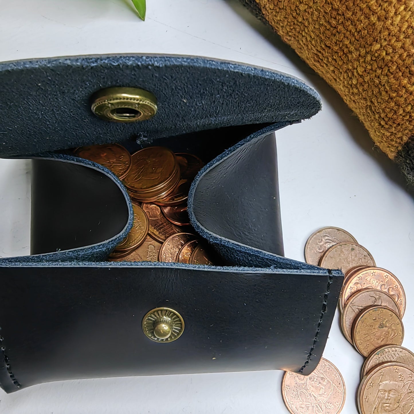 Petit porte-monnaie en cuir avec cauris (noir)