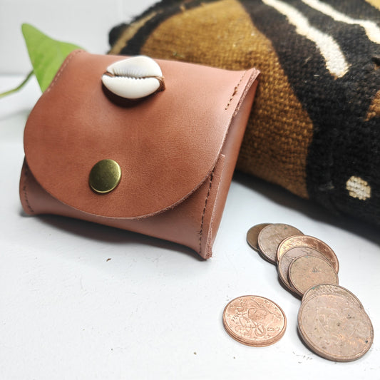 Petit porte-monnaie en cuir avec cauris (marron)