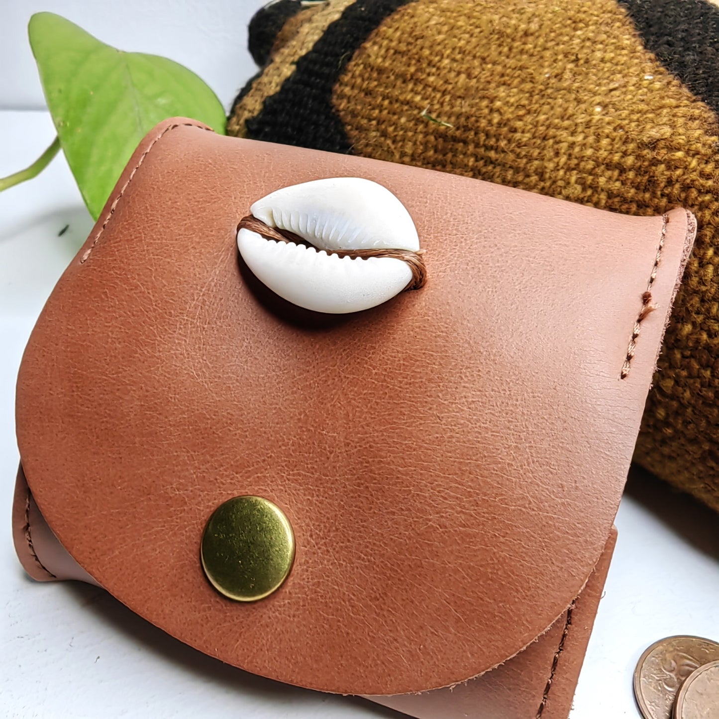 Petit porte-monnaie en cuir avec cauris (marron)