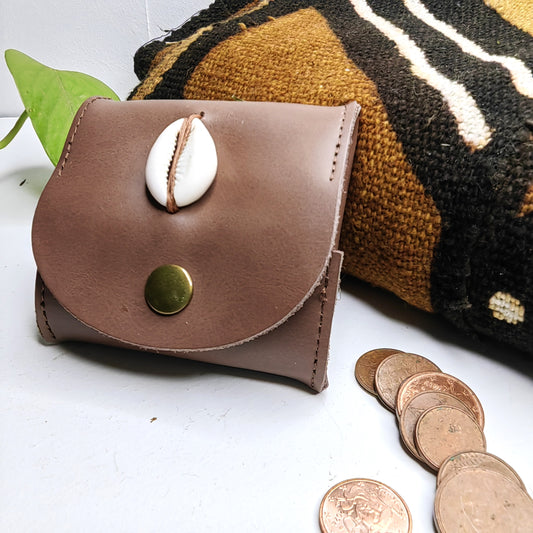 Petit porte-monnaie en cuir avec cauris (chocolat)
