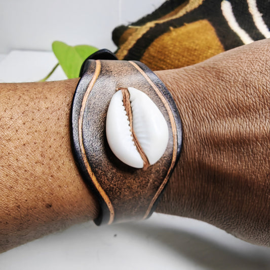 Bracelet cauris en cuir (marron beige)