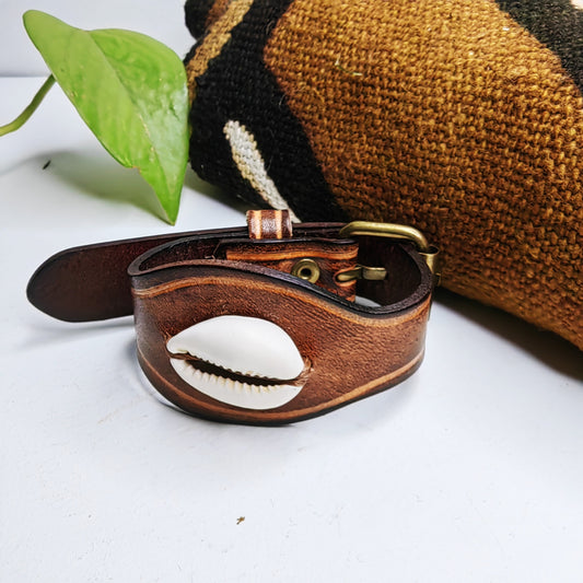 Bracelet cauris en cuir (marron rouge)